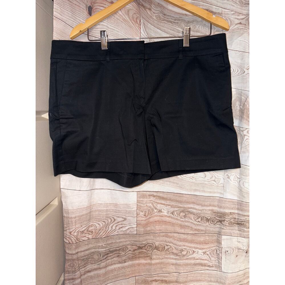 ANN TAYLOR SIGNATURE SHORTS - NEW size 14 BLACK